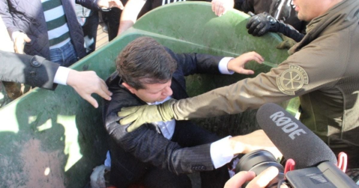 Смаглюка "люстрували" через сміттєвий бак