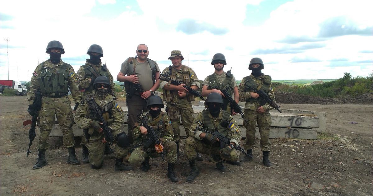 Дмитрий Ярош (в центре) и бойцы АТО под Славянском на Донетчине