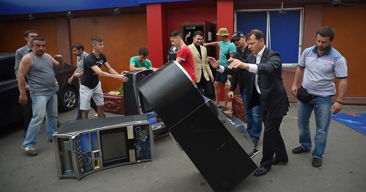 Олег Ляшко разбивает игровой автомат на Троещине в Киеве / © facebook.com/O.Liashko
