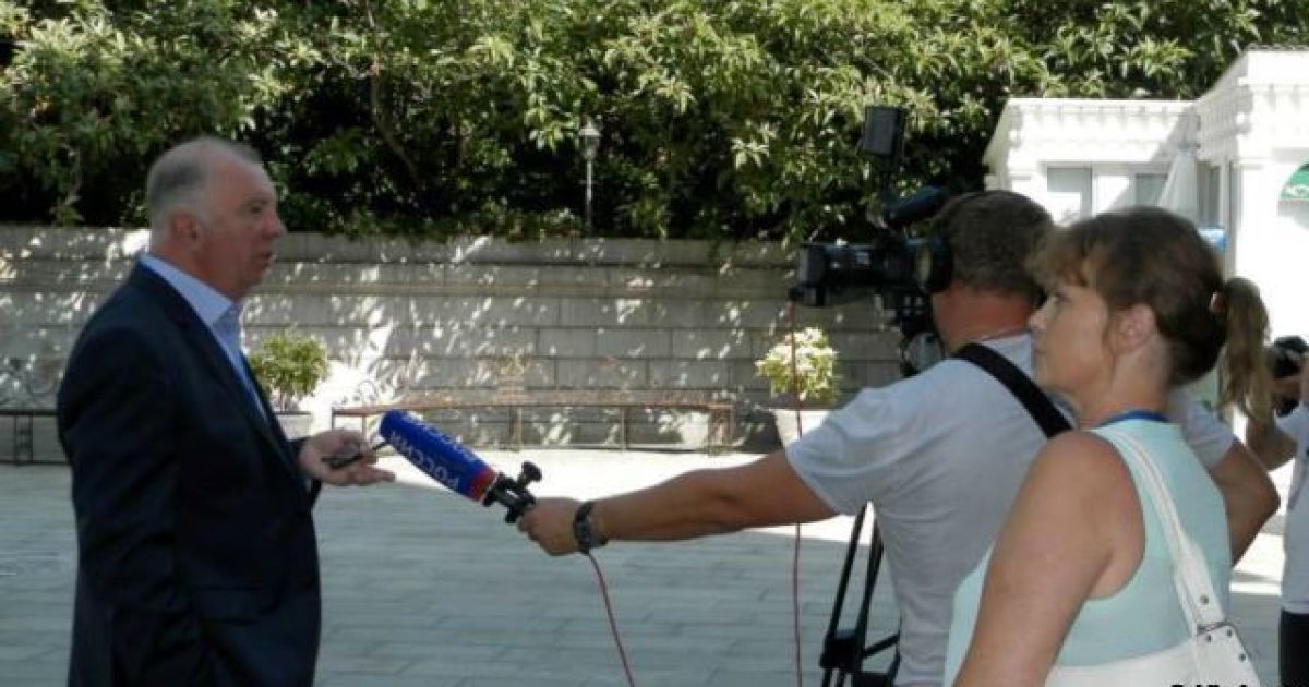 Сергій Брайко від імені окупаційної влади виступає перед журналістами з Росії.