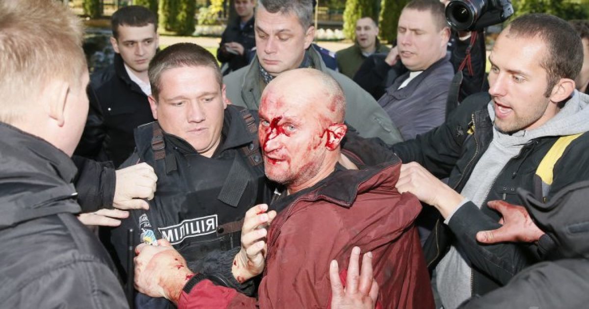Колишні "беркутівці" до крові побилися з активістами біля суду / © УНІАН