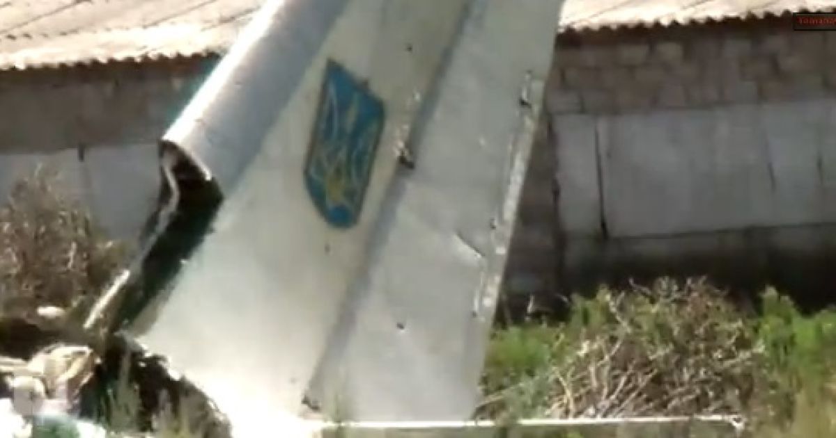Над Харцызском боевики сбили украинский самолет