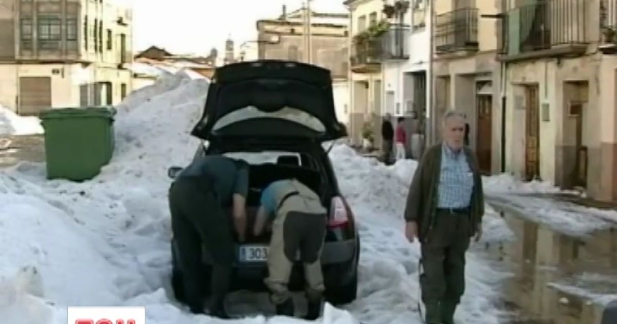 Улицы засыпало огромными льдинами, как зимой