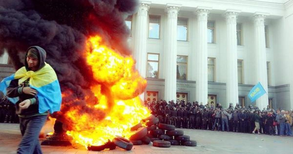 Милиция тоже бросила несколько шашек в сторону активистов.