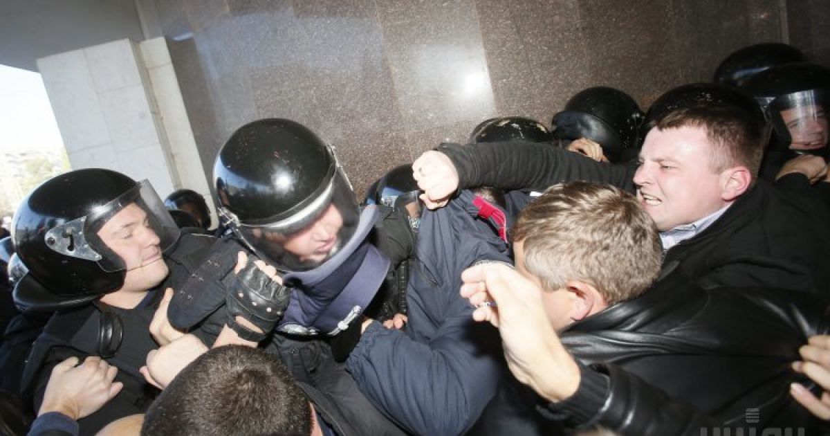 У жовтні "ринг" влаштували і в сесійній залі, і на вулиці