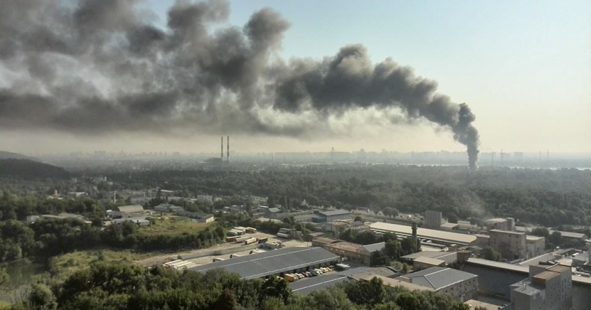 Над промзоной "завис" столб черного дыма / © facebook.com/stukini