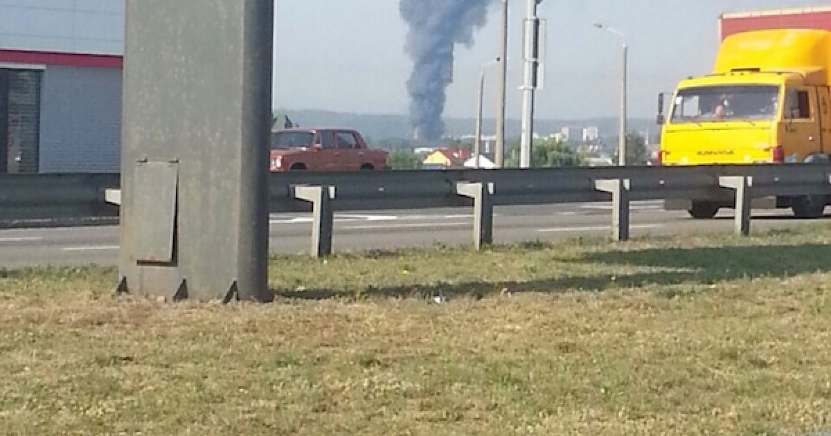 Над промзоной "завис" столб черного дыма