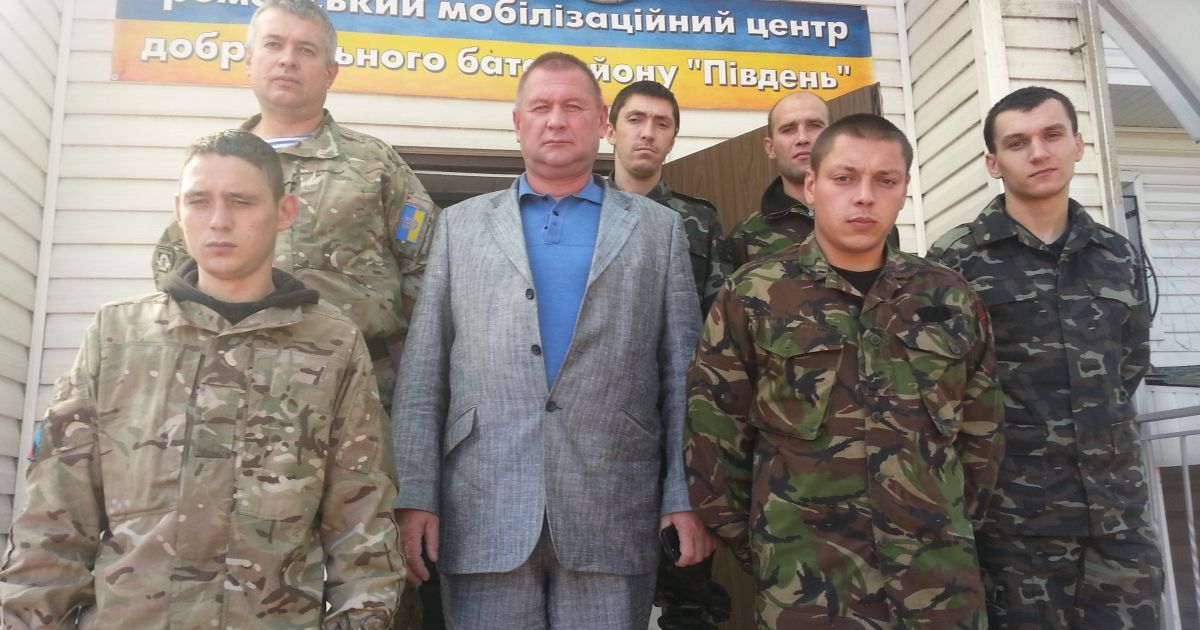 Юрій Пилипко (в центрі) з бійцями