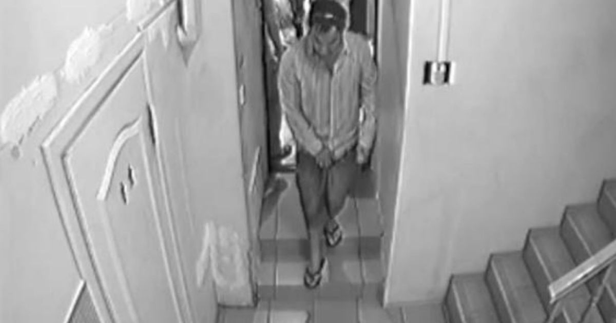 Этот человек выполнял роль понятого и помогал правоохранителям грабить ювелирную лавку