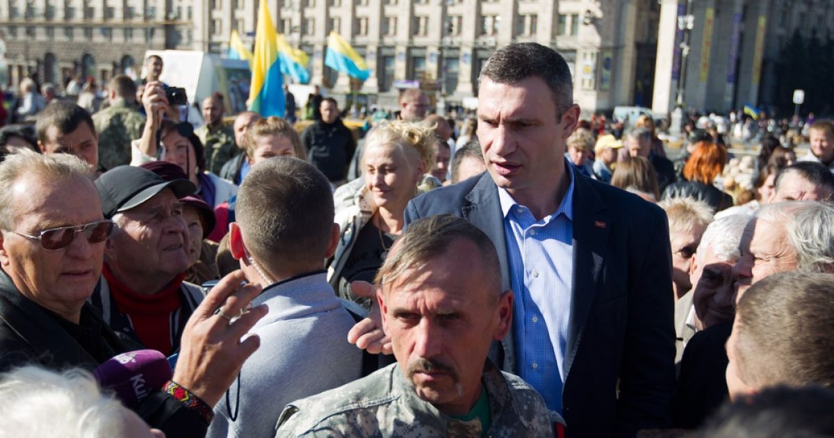 На Майдане казаки вручили Кличко кнут против коррупционеров / © klichko.org