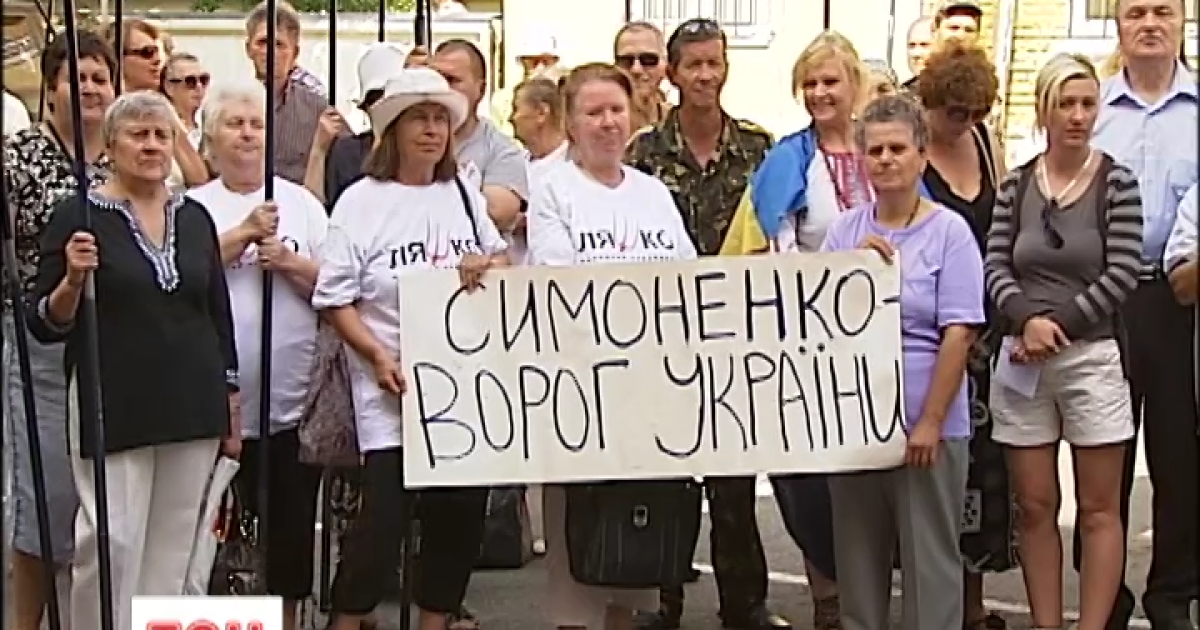 Люди собрались под стенами суда