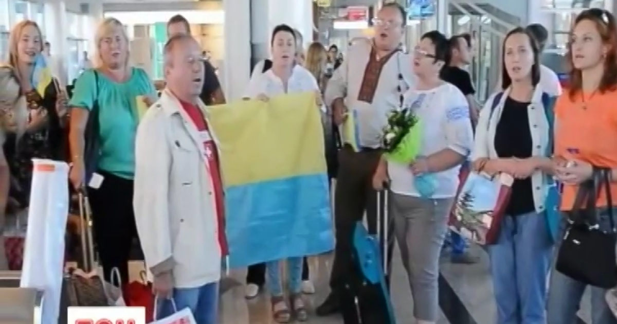 У руках люди тримали синьо-жовтий прапор, дехто з виконавців був одягнутий у вишиванку.