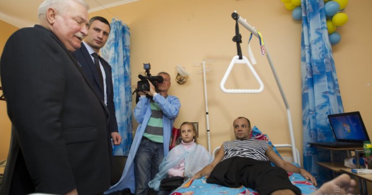 Лех Валенса і Віталій Кличко відвідали Головний військовий госпіталь. / © УНІАН