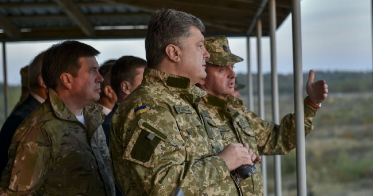 Воїни показали президенту, як вони володіють зброєю / © president.gov.ua