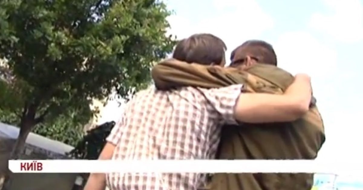 Журналіста СТБ один із активістів схопив за шию