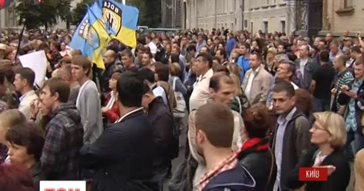 Под зданием АП собрались около 200 митингующих.