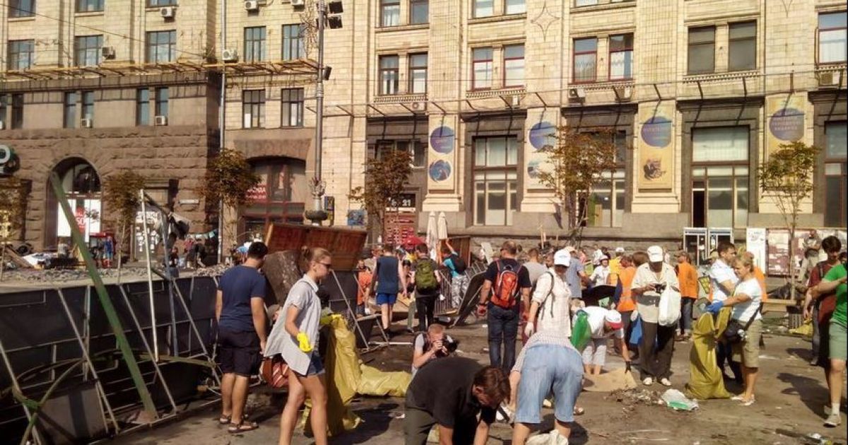 В центре Киева убирали баррикады / © @olarhat