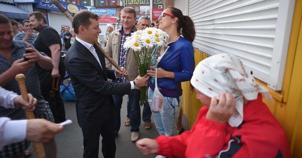 Олег Ляшко дарит женщине цветы на Троещине в Киеве / © facebook.com/O.Liashko