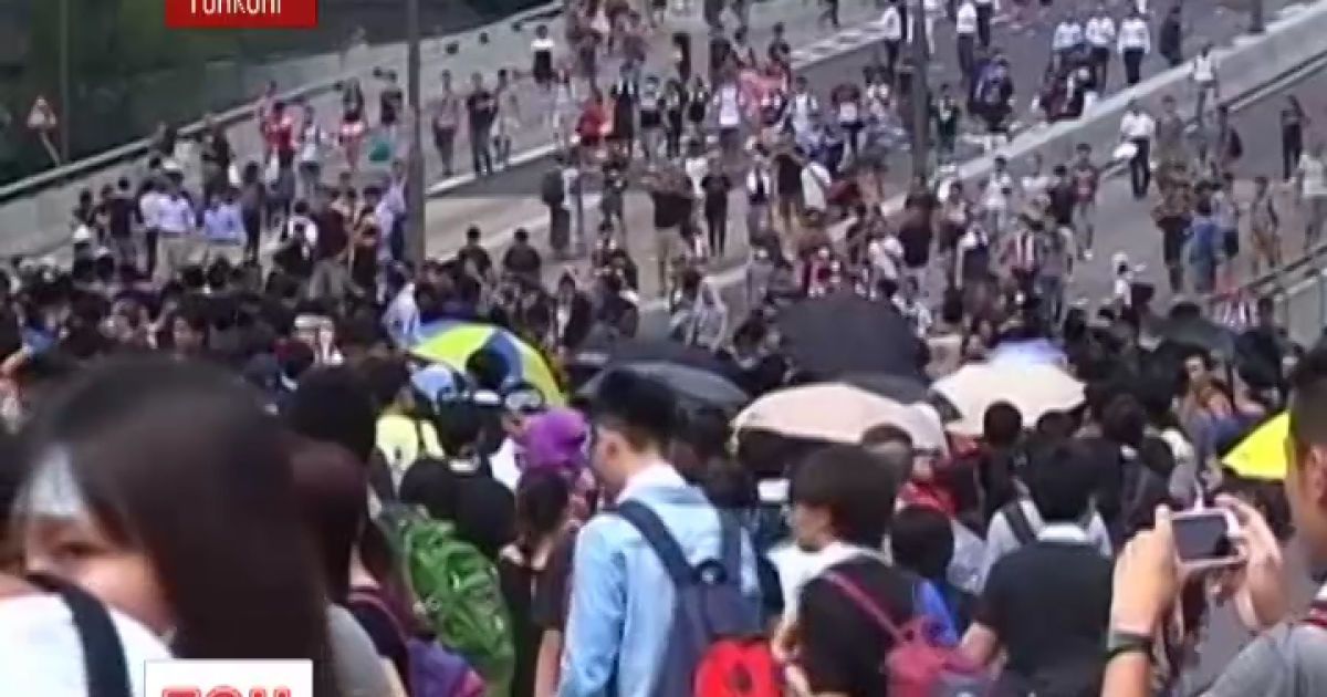 Митингующие защищались от силовиков зонтиками