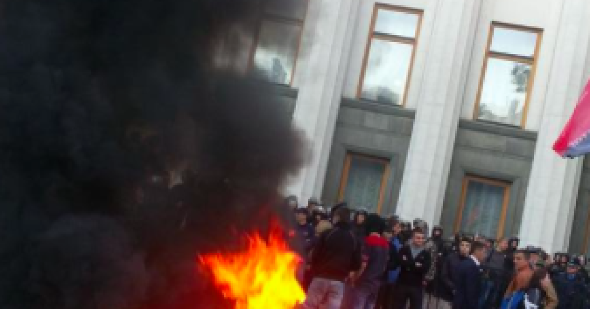 Поскольку депутаты никак не могли принять закон о люстрации, активисты зажгли шины