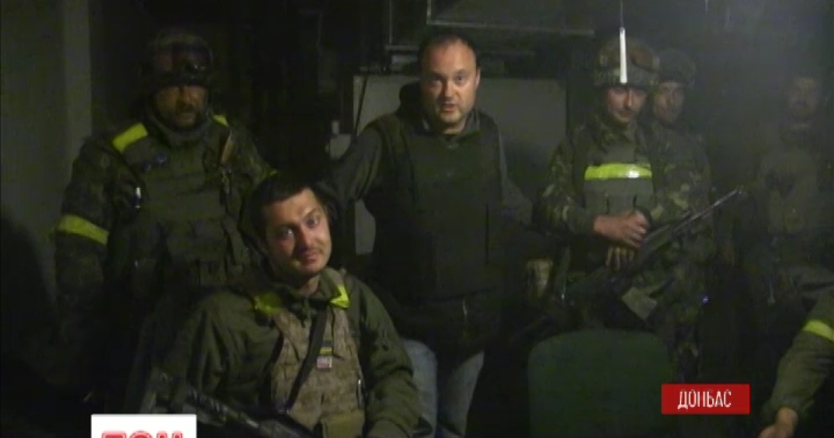 Журналисту ТСН Александру Загороднему (в центре) удалось побывать в Донецком аэропорту
