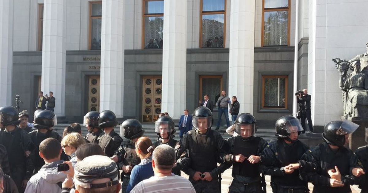 Поскольку депутаты никак не могли принять закон о люстрации, активисты зажгли шины