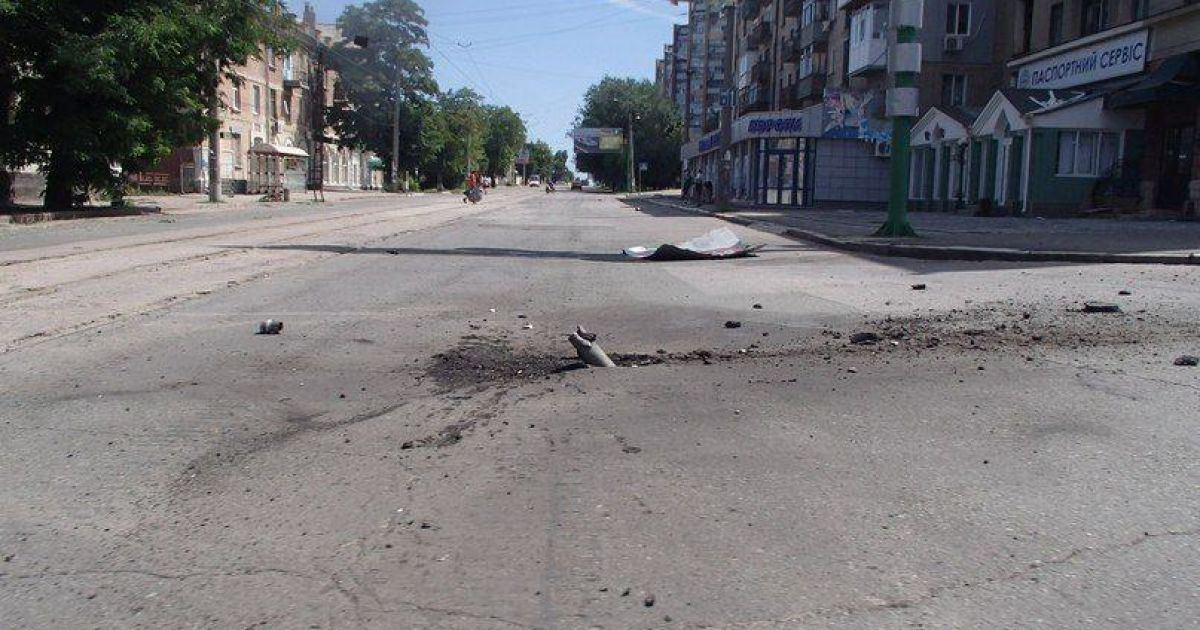 Терористи із "Граду" та іншої зброї обстріляли будівлі в Луганську / © instagram.com/darcytheflyinghedgehog