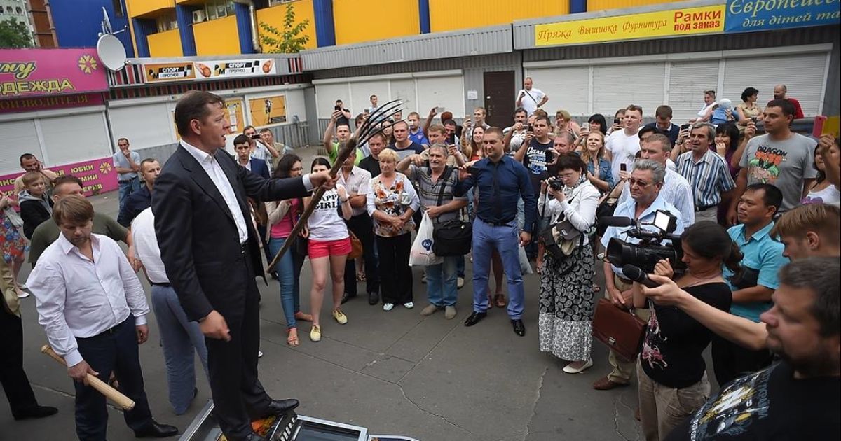 Олег Ляшко залез на разбитый игровой автомат на Троещине в Киеве и обещает разгромить подобные заведения по всей Украине / © facebook.com/O.Liashko