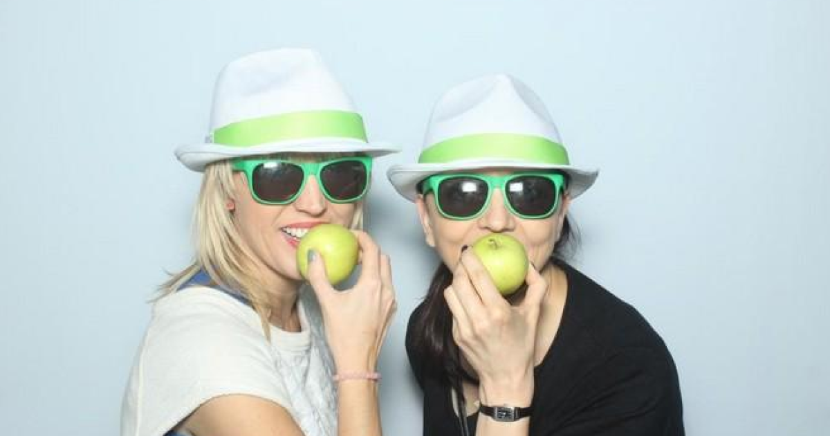 В Польше продолжается флешмоб "Съешь яблоко против Путина!"