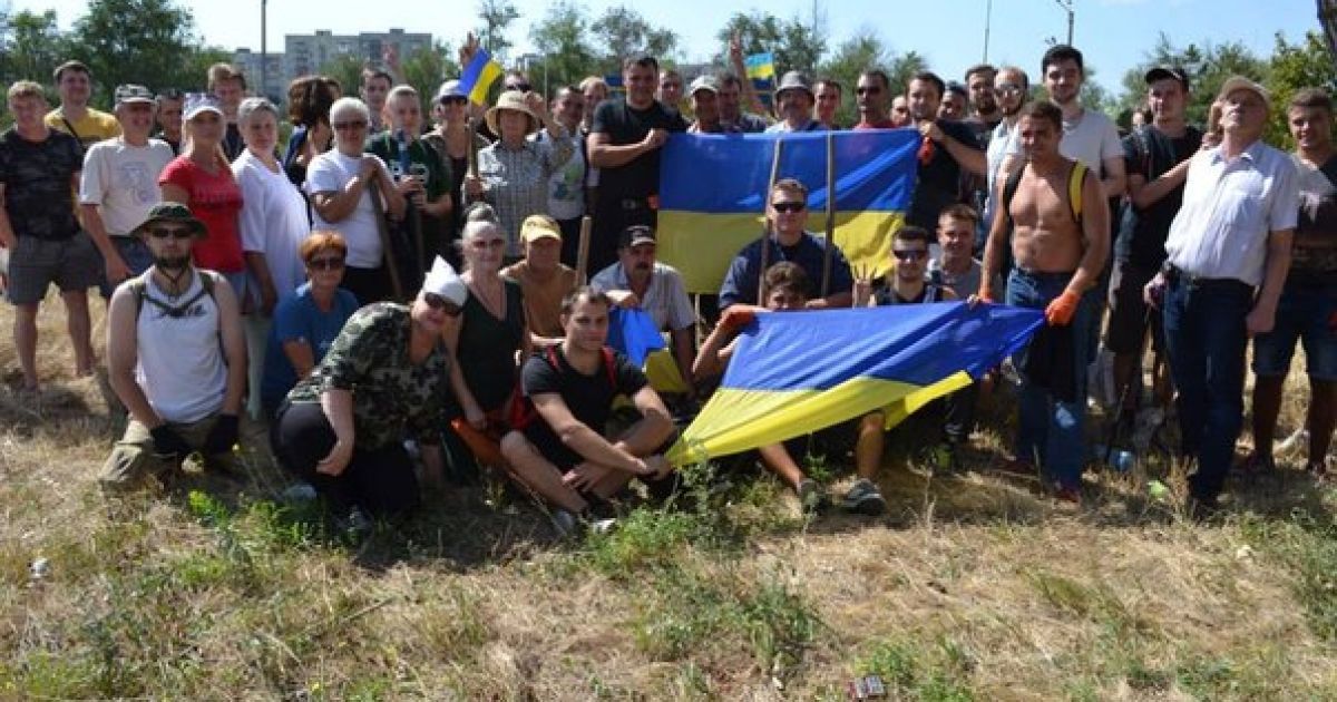 Геннадий Мохненко взял рыть окопы своих сыновей / © Львовская железная дорога