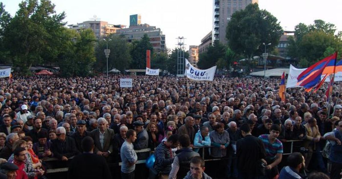 Митинг в ЕРеване собрал до 25 тысяч человек.