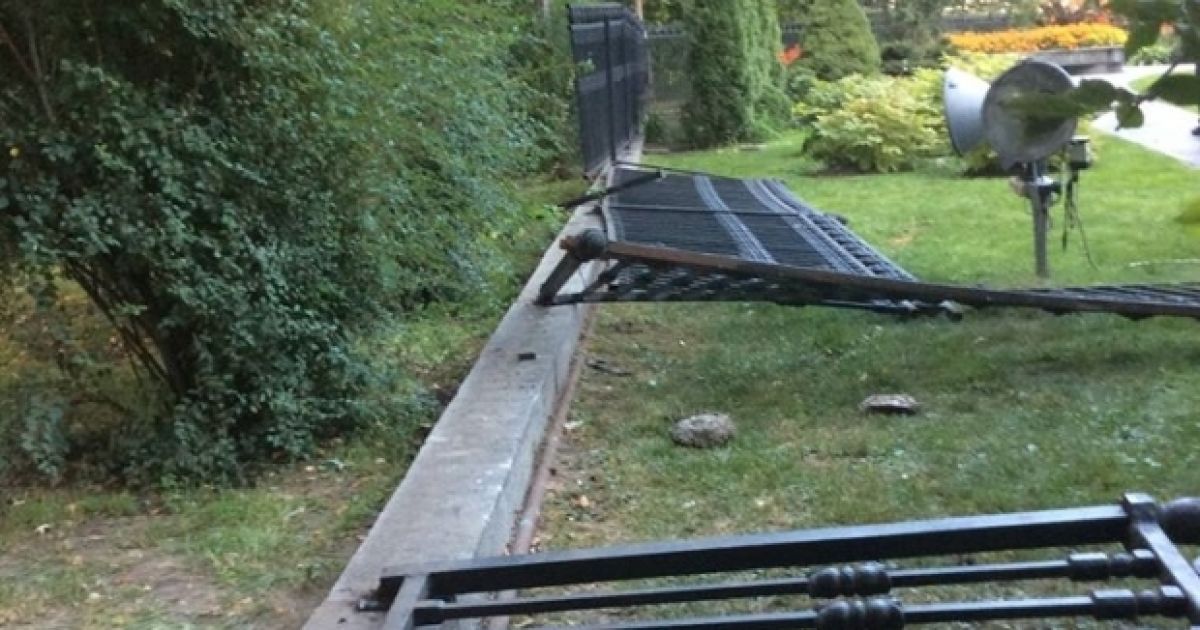 Активісти атакували паркан