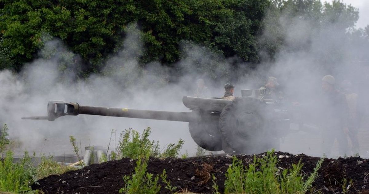 Гаряча точка на Донбасі: військові знищили склад боєприпасів терористів