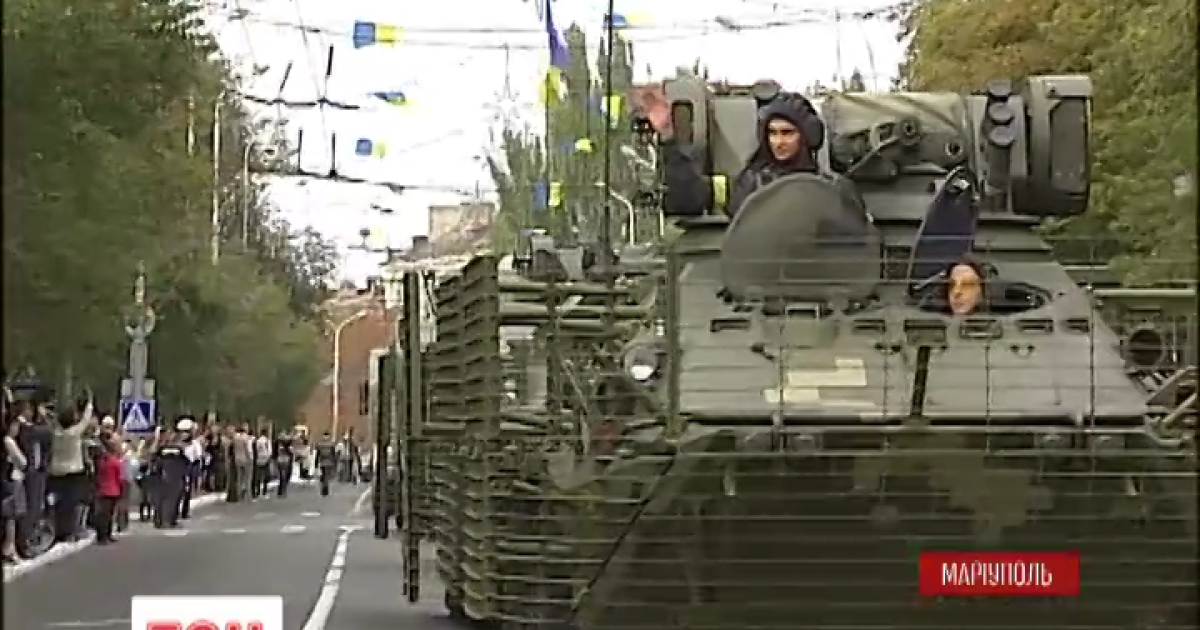На День міста у Маріуполі навіть військовий міні-парад провели