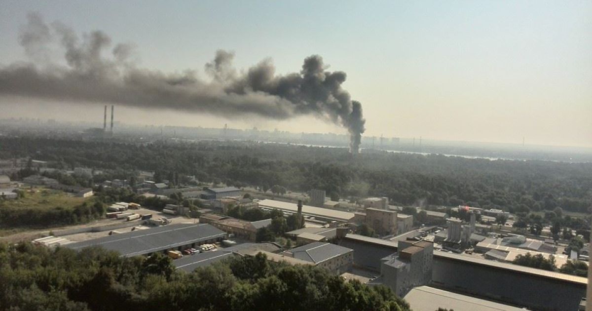 Над промзоной "завис" столб черного дыма / © facebook.com/stukini