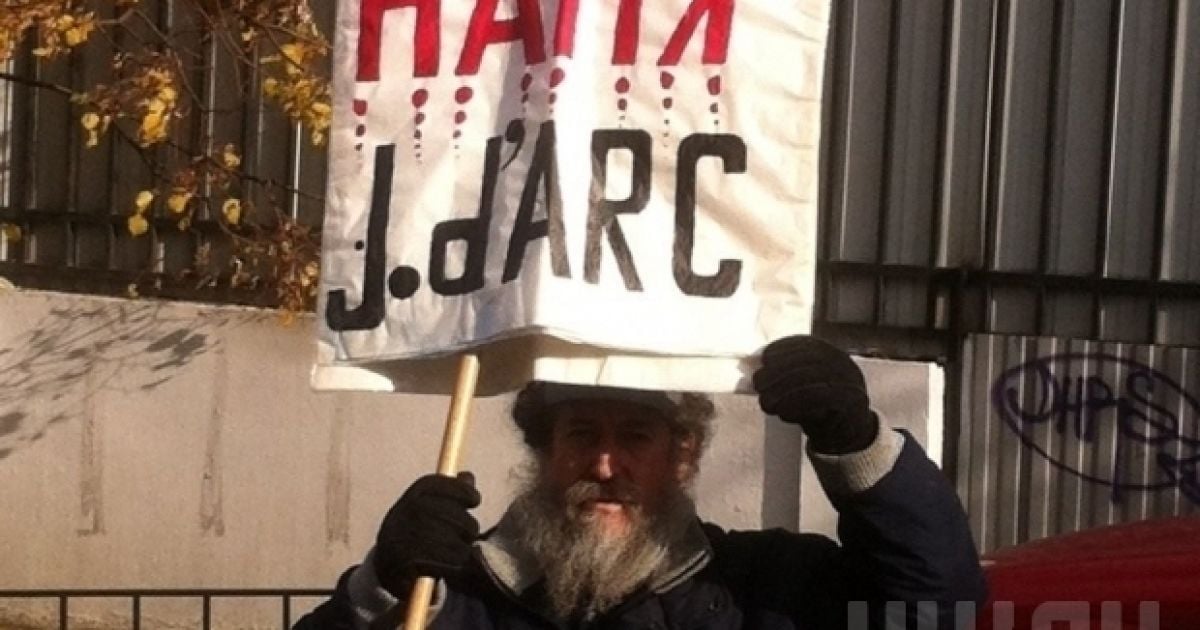 Мужчина поддержал Савченко под зданием суда