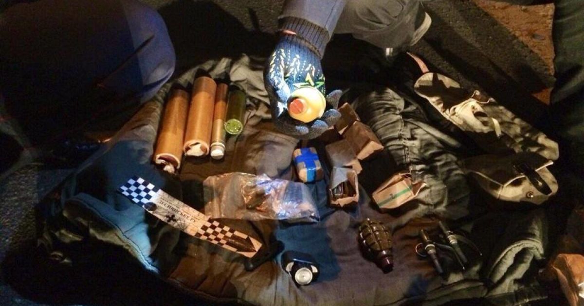 В машине были гранаты, патроны и дымовые шашки.