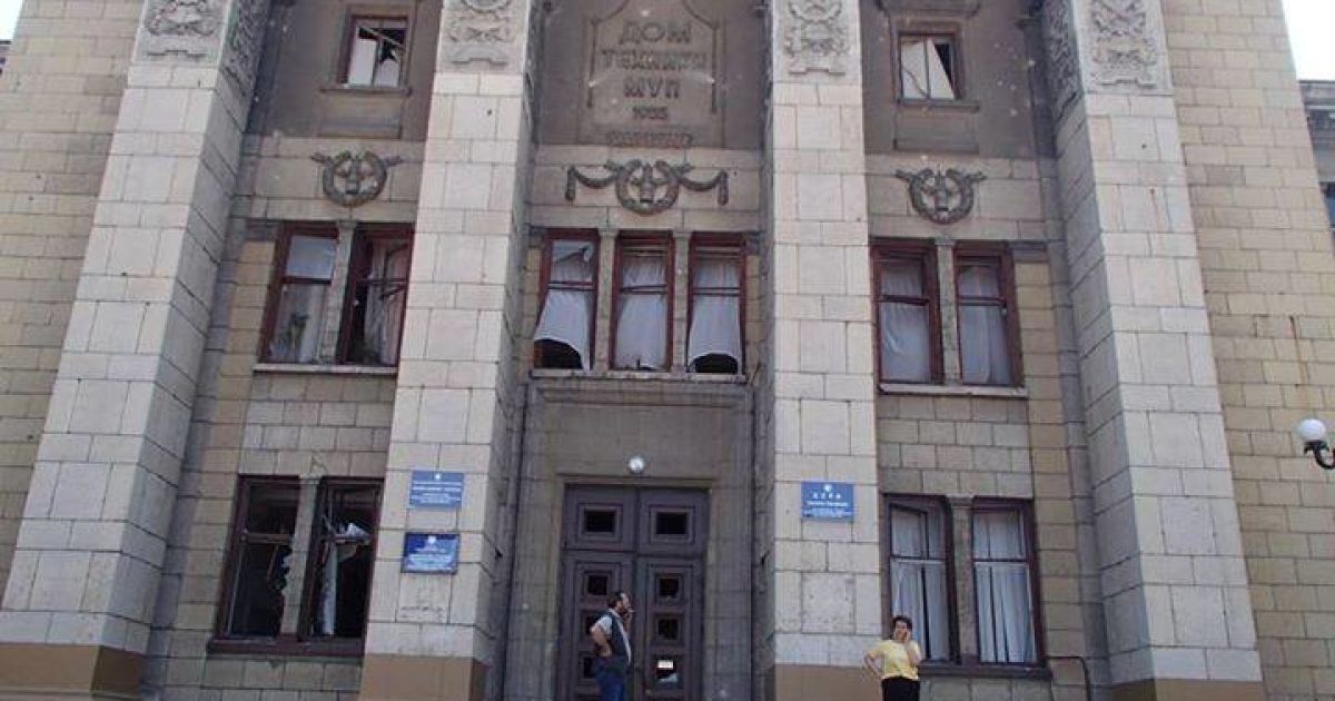 Терористи із "Граду" та іншої зброї обстріляли будівлі в Луганську / © instagram.com/darcytheflyinghedgehog