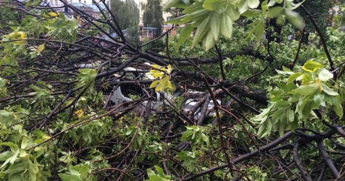 Донецьк накрив потужний ураган.
