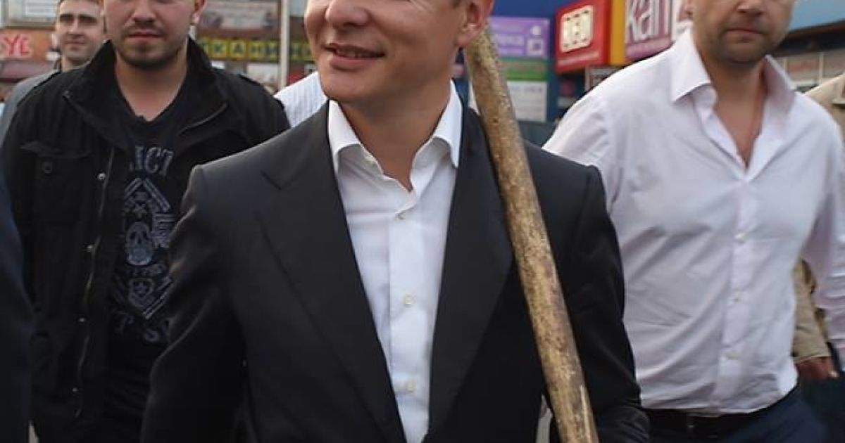 Довольный Олег Ляшко идет после погрома в незаконном игровом зале на Троещине в Киеве / © facebook.com/O.Liashko