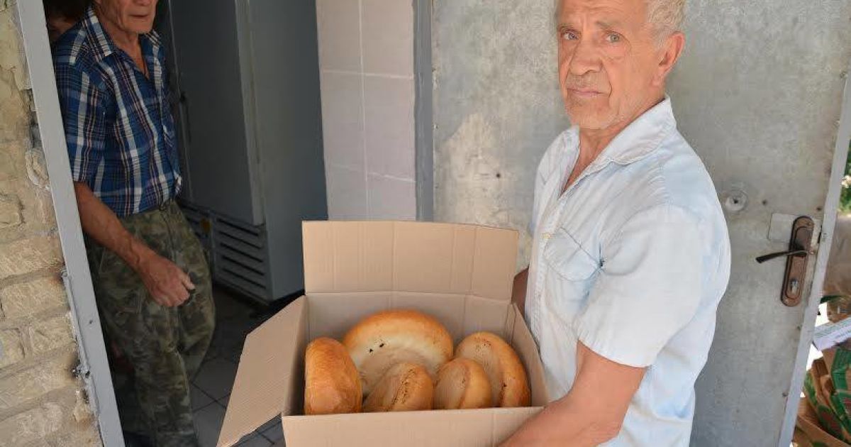 Дому престарелых, в  который попал минометный снаряд,  передали продукты