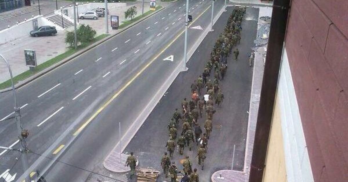 У Донецьку лунають потужні вибухи, а місцевих допитують прямо на вулиці