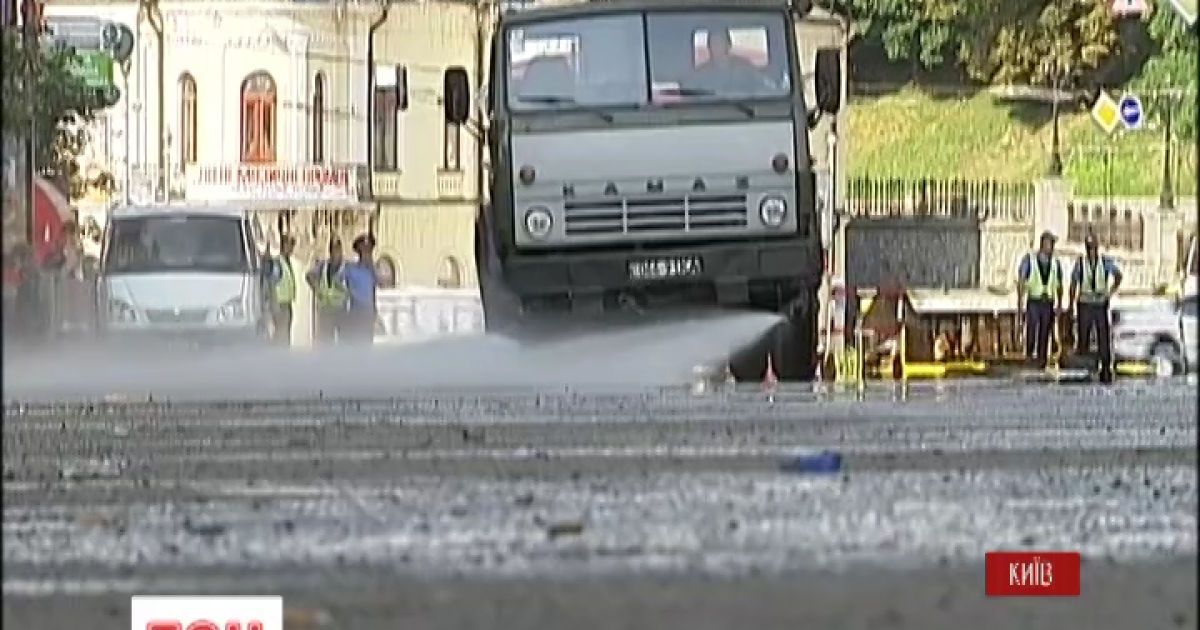Часть Крещатика уже  освободили и помыли.