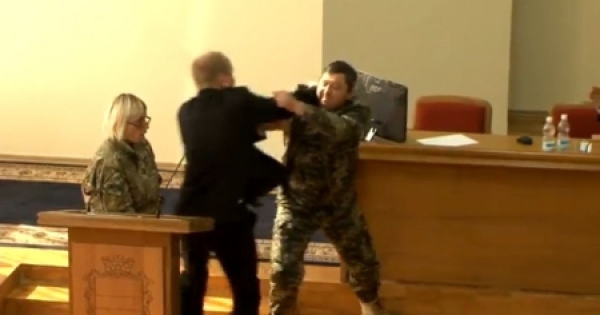 Депутат и активист устроили драку прямо возле трибуны.
