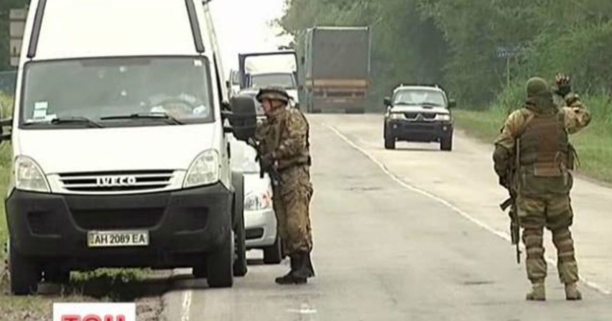 На в&rsquo;їздах у сусідні з Донбасом області ретельно перевіряють увесь транспорт