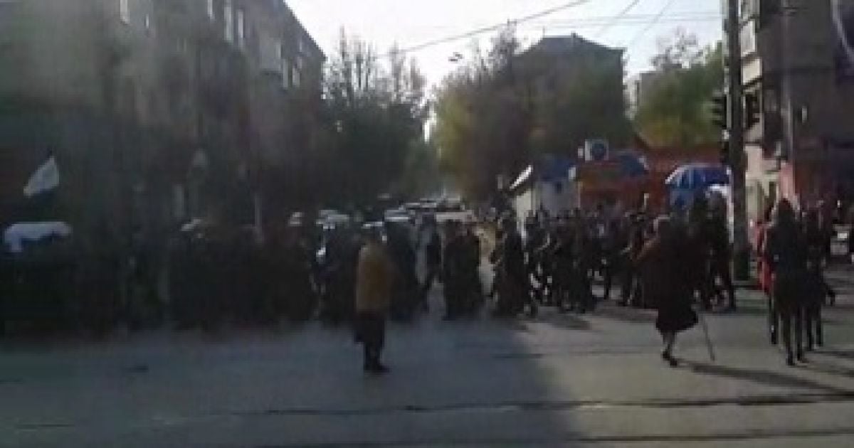 Бойцы уже шагают городом