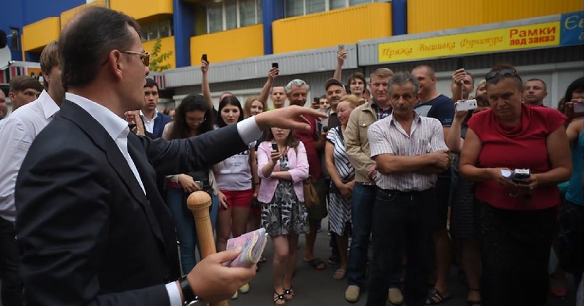 Олег Ляшко держит пачку денег, которые нашли в незаконном казино на Троещине в Киеве / © facebook.com/O.Liashko