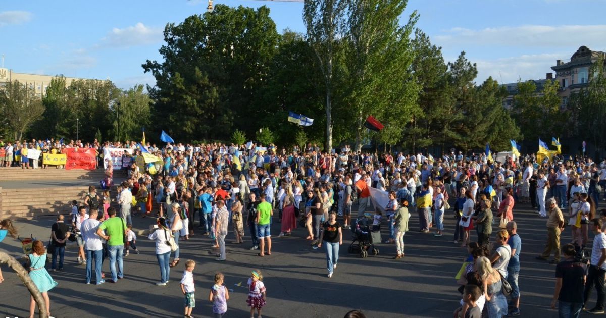 Миколаївці під синьо-жовтими прапорами вийшли на мітинг проти російської агресії / © nikvesti.com