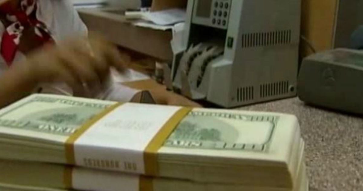 В официальных курсах НБУ доллары подешевели