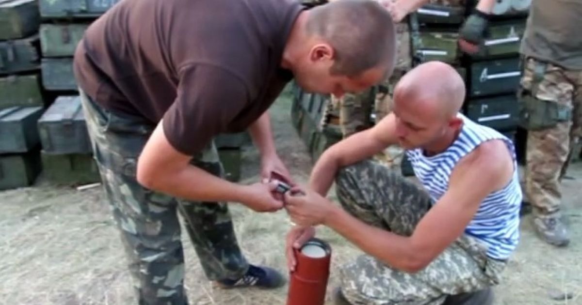 Українські військові споряджають агітаційні снаряди листівками